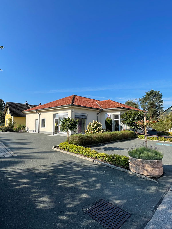 Außenansicht der Diana Apotheke in Werndorf bei klarem Himmel und Sonnenschein.